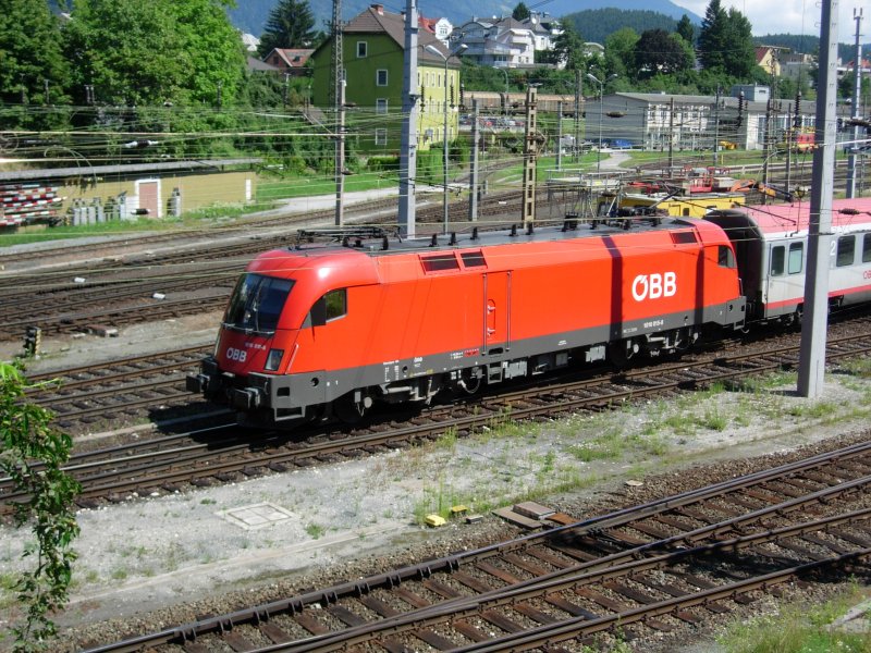 Eine 1116 bei der Ausfahrt mit einem BB EC Klagenfurt - Salzburg aus dem Bahnhof Villach in Richtung Tauern. Am 06.08.08