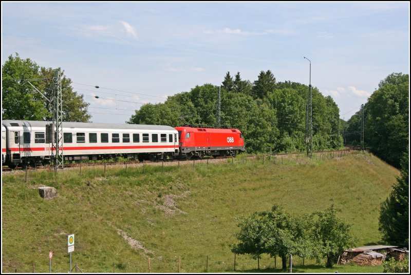 Eine 1116 bringt bei Aling den IC 2083  KNIGSSEE  von Hamburg nach Berchtesgaden Hbf. (01.07.07)