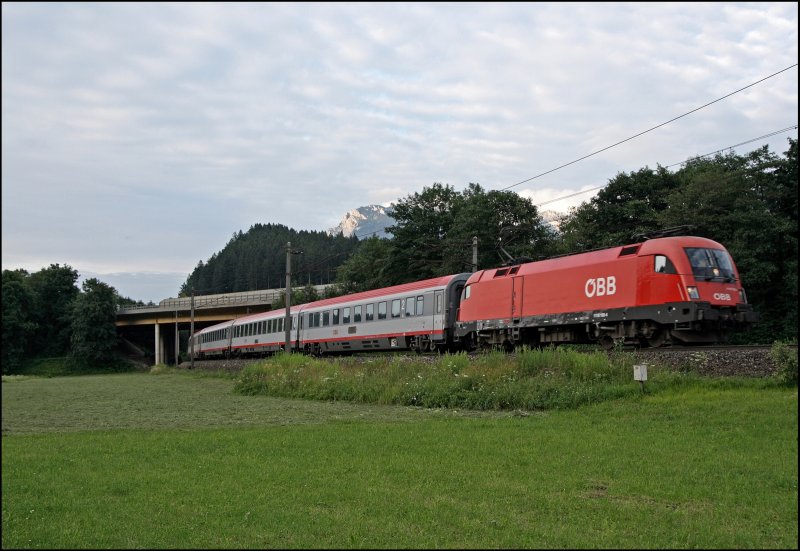 Eine 1116 bringt bei Kufstein den OEC 568  ZILLERTALEXPRESS  von Wien West nach Bregenz. (09.07.2008)