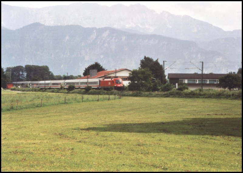 Eine 1116 bringt einen EuroCity mit IC-Verst�rkerwagen im Sommer 2005 vom Brenner nach M�nchen. Im Hintergrund erhebt sich das Kaisergebirge.