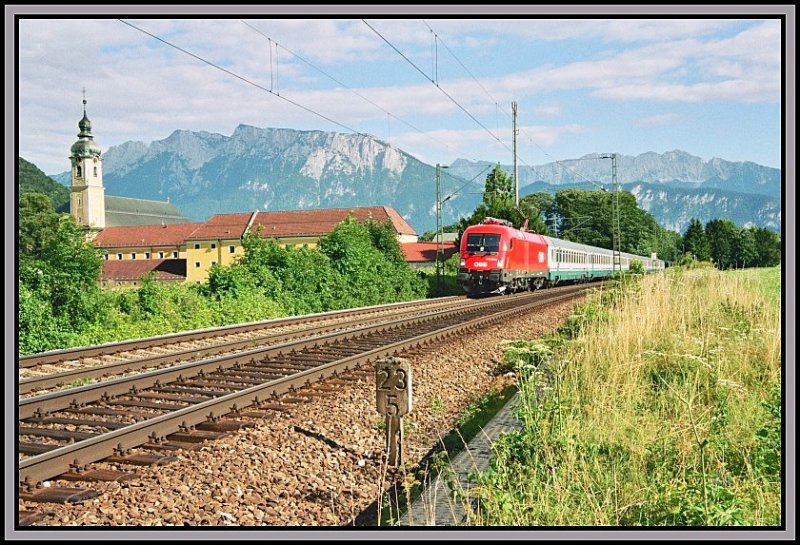 Eine 1116 bringt den EuroCity 84  Michelangelo   vom Brenner nach M�nchen. Aufgenommen im Sommer 2005 bei Niederaudorf.
