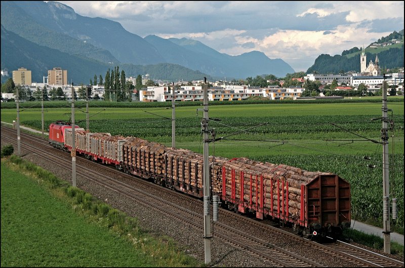 Eine 1116 bringt Fnf Waggons, beladen mit Stammholz, vermutlich nach Schwaz. Dort werden sie entladen. (08.07.2008)
