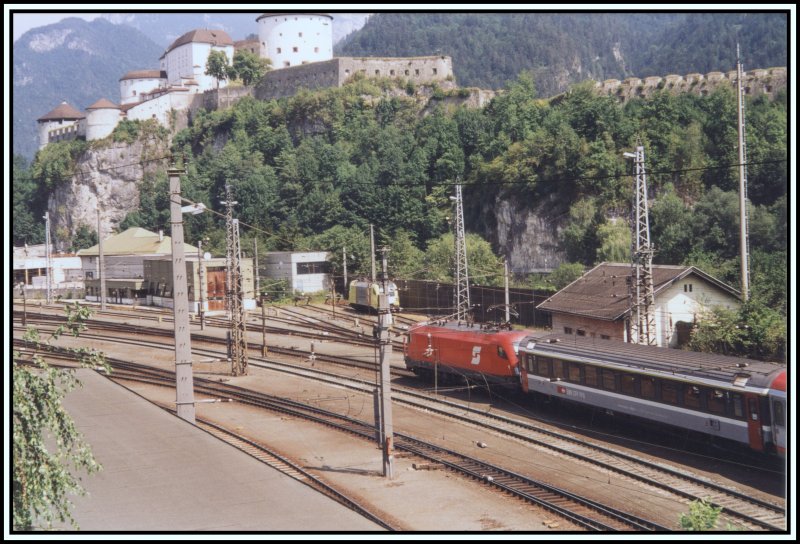 Eine 1116 bringt den �BB-EuroCity 163  Transalpin  von Buchs(SG) in die �sterreichische Landeshauptstadt Wien. Aufgenommen im Bahnhof Kufstein. Im Hintergrund erhebt sich die Festung Kufstein auf dem Festungsberg.
