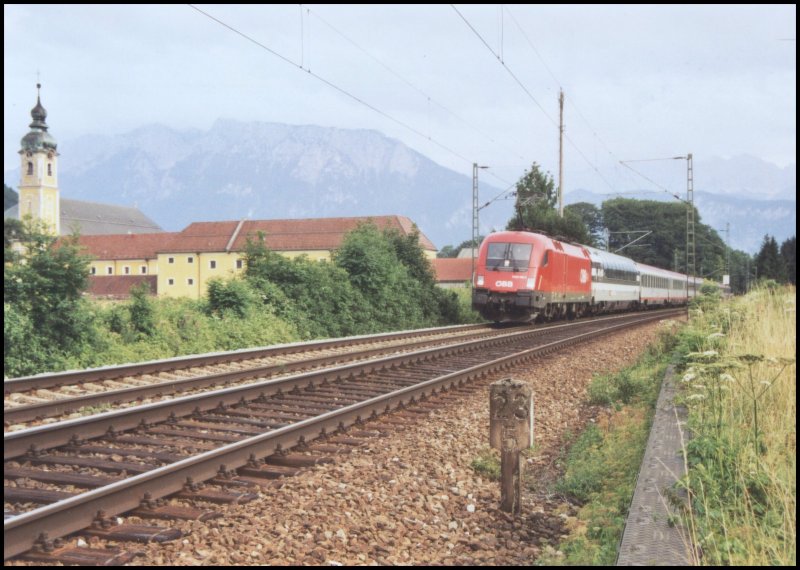 Eine 1116 bringt den BB EuroCity 161  Maria Theresia  nach Wien Westbahnhof. Hier passieren sie gerade das Kloster Raisach.