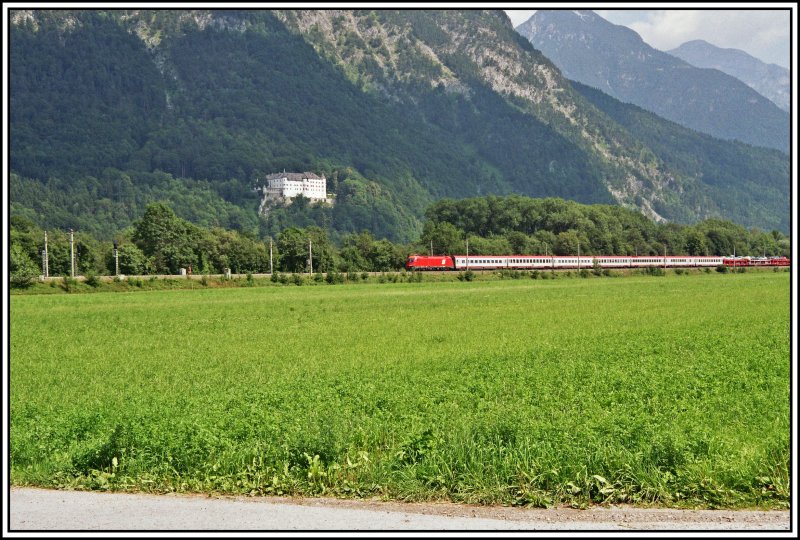 Eine 1116 bringt den OEC662  WorldVision - Kinderpatenschaft  von Wien West nach Feldkirch. Aufgenommen am 17.06.05 bei Stans.