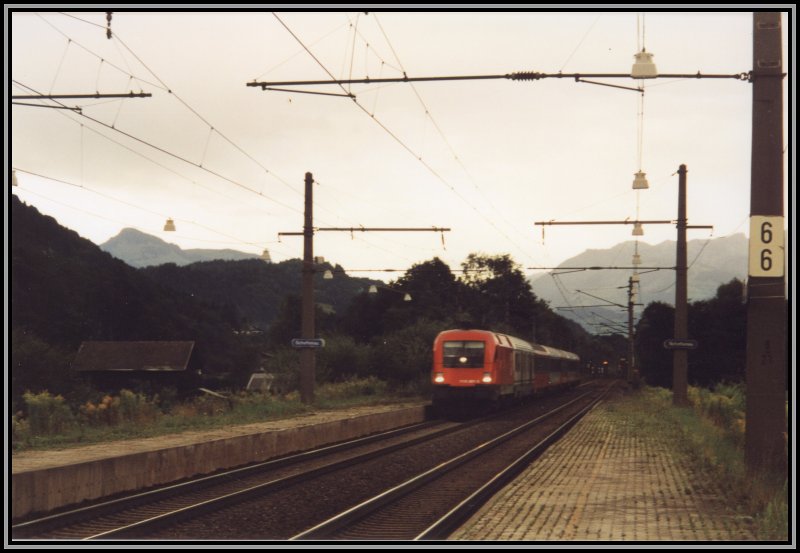 Eine 1116 bringt im Sommer 2004 den EC 280  Val Gardena/Grdnertal  Mnchen-Brenner-Bozen zum Brenner. Aufgenommen in Schaftenau.