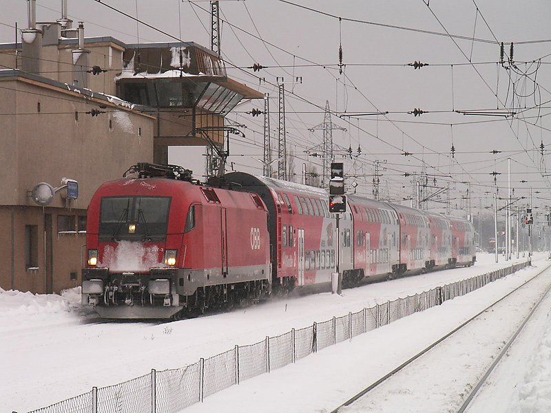 eine 1116 fhrt mit dem REX  Meister Kilian  in Wien Htteldorf ein (16.11.2007)