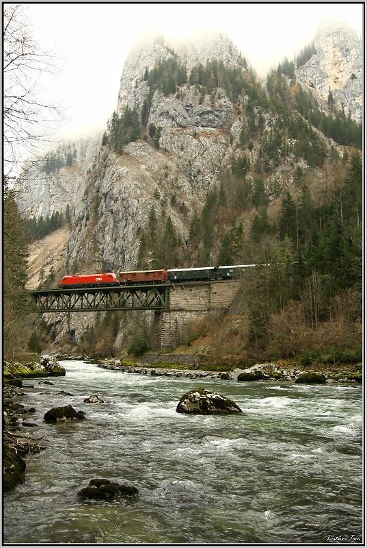 Eine 1116 fhrt mit eimem Phyrnumleiter ber die Brcke nchst Gesuseeingang.
9.11.2008