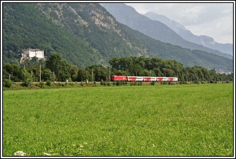 Eine 1116 fhrt mit einem REX nach Innsbruck. Aufgenommen bei Stans b. Schwaz am 17.06.05