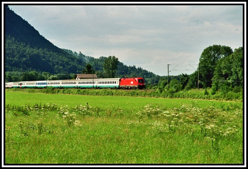 Eine 1116 f�hrt im Sommer 2005 mit dem EuroCity 83  Paganini  von M�nchen �ber Fortezza/Franzensfeste nach Verona Porta Nuova. Aufgenommen bei Niederaudorf.