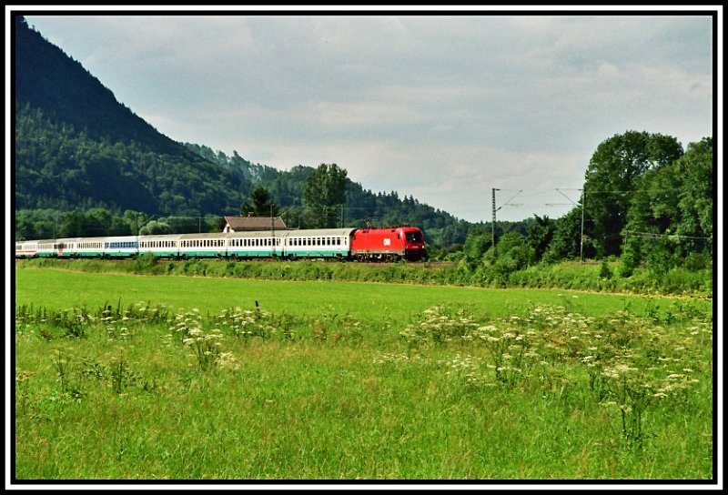 Eine 1116 fhrt im Sommer 2005 mit dem EuroCity 83  Paganini  von Mnchen ber Fortezza/Franzensfeste nach Verona Porta Nuova. Aufgenommen bei Niederaudorf.