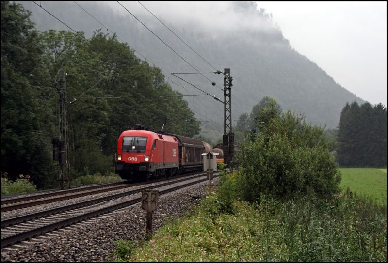 Eine 1116 mit einem gemischten Gterzug bei Niederaudorf.