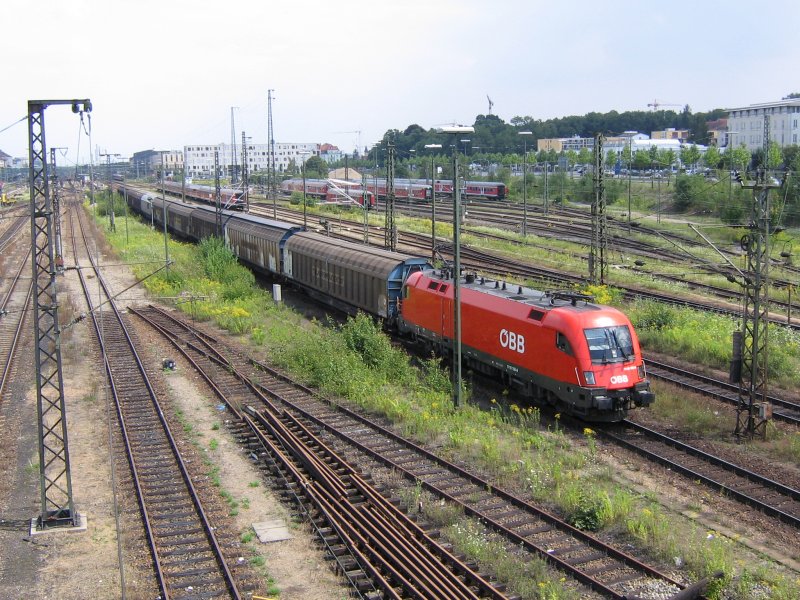 Eine 1116 ist mit einem Gterzug am 3.8.2007 in Regensburg unterwegs.