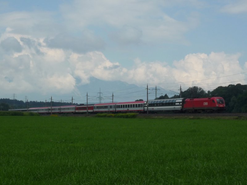 Eine 1116 mit OEC 163  Transalpin  aus Basel SBB nach Wien-Westbahnhof bei Schlins. 04.08.09