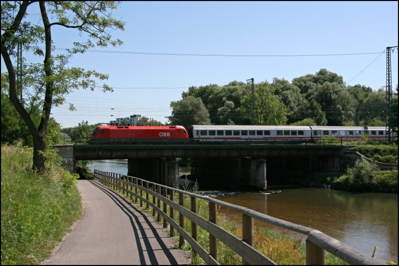 Eine 1116 berquert am 25.06.07 mit dem InterCity 2082  Knigssee  von Berchtesgaden nach Hamburg-Altona die Mangfall in Rosenheim.