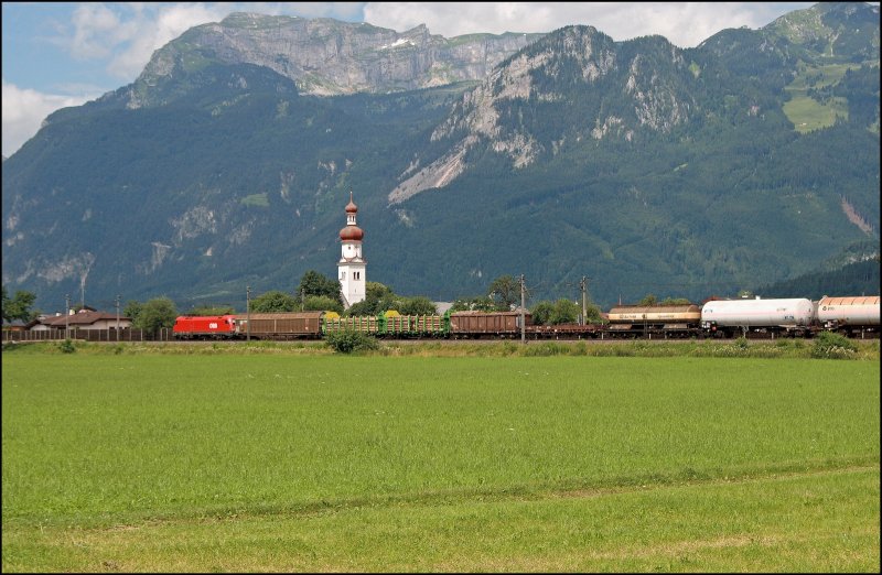 Eine 1116er bringt einen Gterzug durch das Inntal Richtung Sden. (05.07.2008)