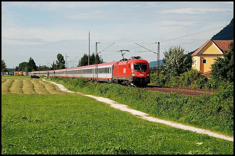 Eine 1116er ist mit einem EC in Richtung Wrgl unterwegs. Aufgenommen im September 2008 bei Niederaudorf.