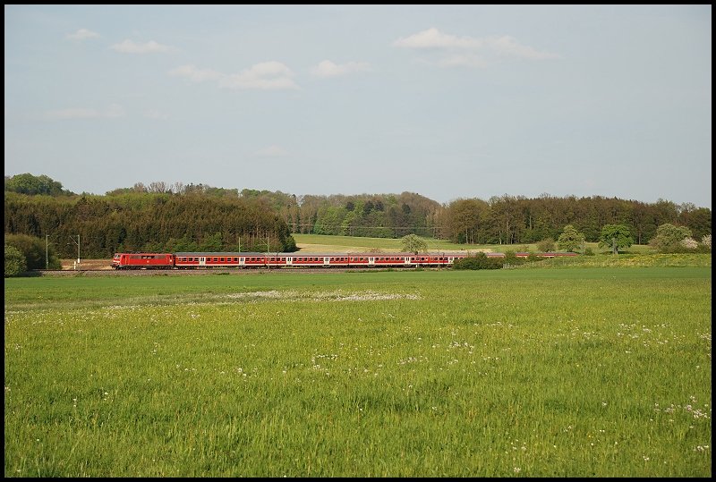 Eine 111er ist mit einem Regionalzugumleiter unterwegs nach Stuttgart Hbf. Aufgenommen am 03.05.08 bei Aalen-Essingen.