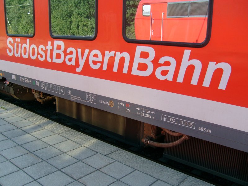 Eine 111er spiegelt sich im Fenster des 628/928 568; eigentlich wollte ich nur den Schriftzug  Sdostbayernbahn  fotografieren; Prien am Chiemsee im August'07