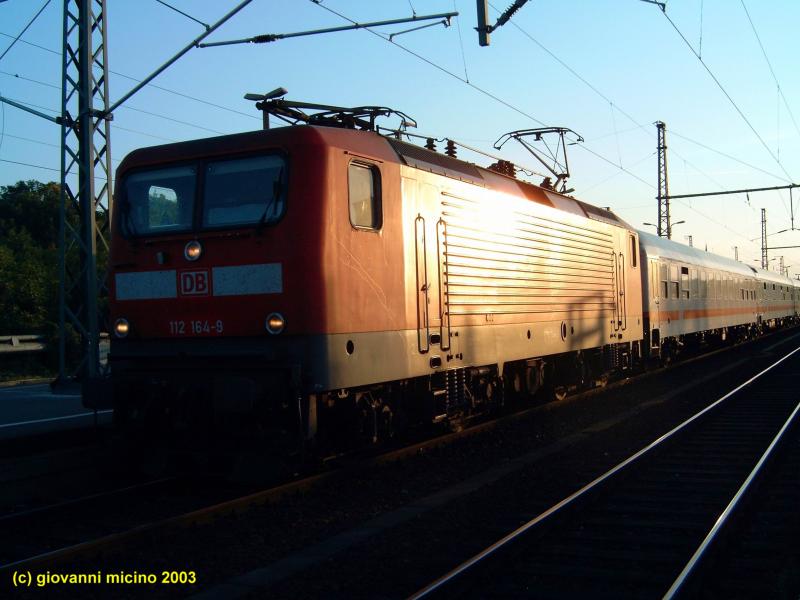 Eine 112 164-9 beim Lokfhrerwechsel im Erfurter Hbf. 21.09.2003