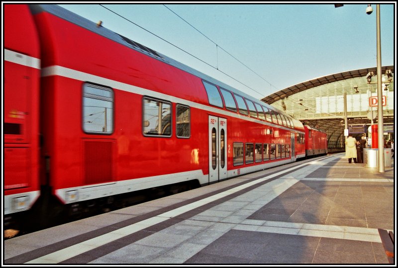 Eine 112 schiebt einen RE2 von Cottbus nach Rathenow. Aufgenommen am 29.03.2007 am Berliner Hauptbahnhof. Im Gegensatz zu den Zgen des Regionalverkehrs in NRW sind die Zge in Berlin sehr sauber.