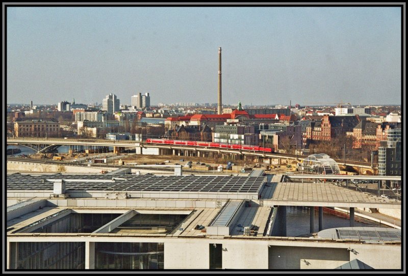 Eine 112 schiebt einen Regionalexpress ber die Stadtbahn, und wird in wenigen Augenblicken den Hauptbahnhof Berlin erreichen. Aufgenommen am 27.03.2007