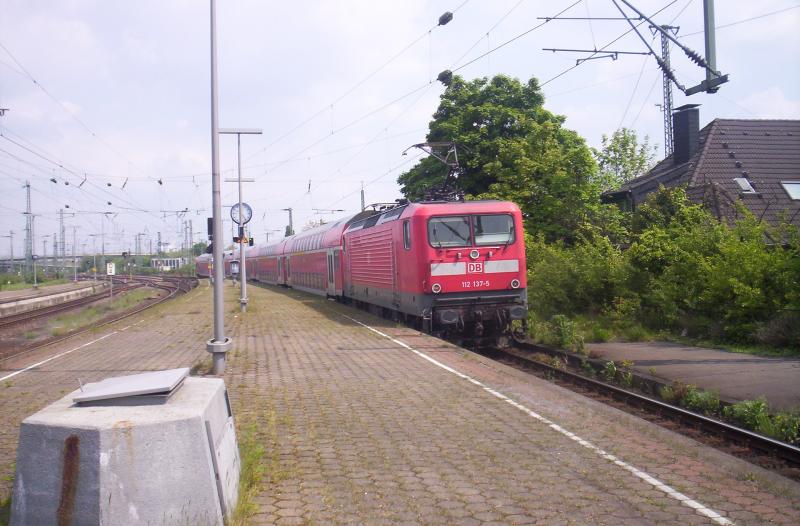 Eine 112 schiebt den RE 4 aus dem Neusser Hbf raus in richtung Dortmund.