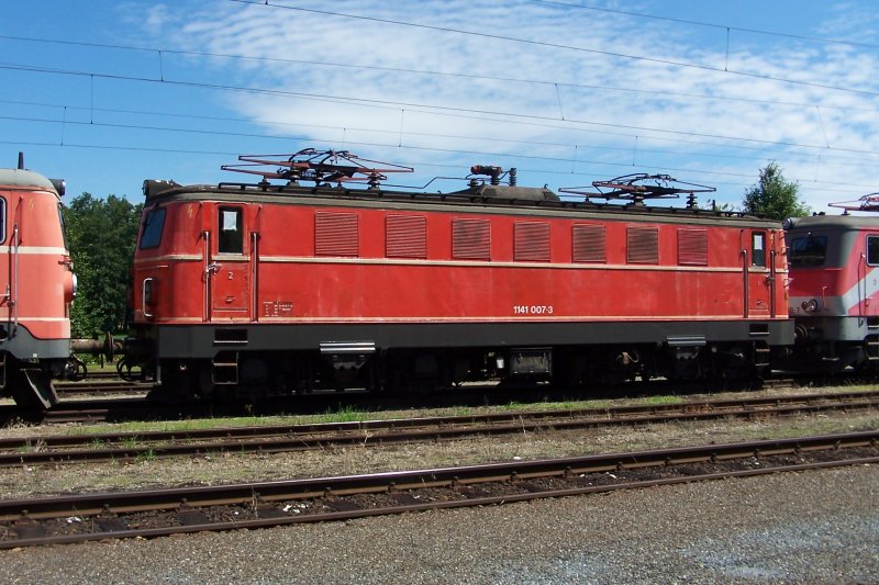 Eine 1141 in noch recht gutem Zustand im Bf. Timelkam. 08.07.07