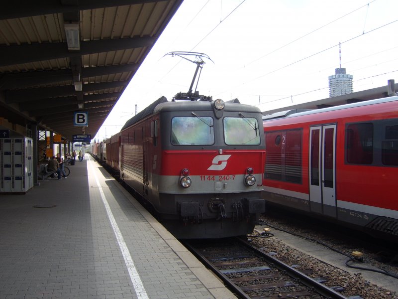 Eine 1144 240-7 in Augsburg Hbf Gleis 1 