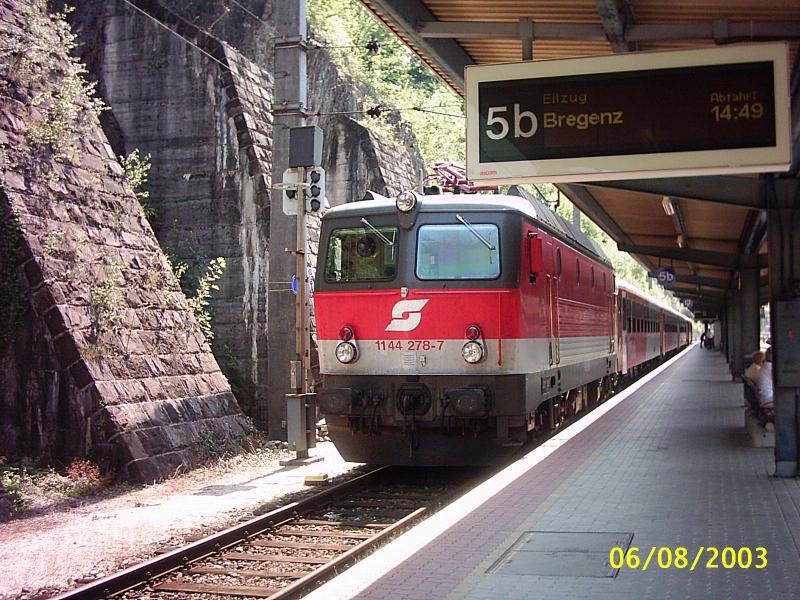 Eine 1144 als Zuglok eines Eilzuges am 6.8.03 in Feldkirch