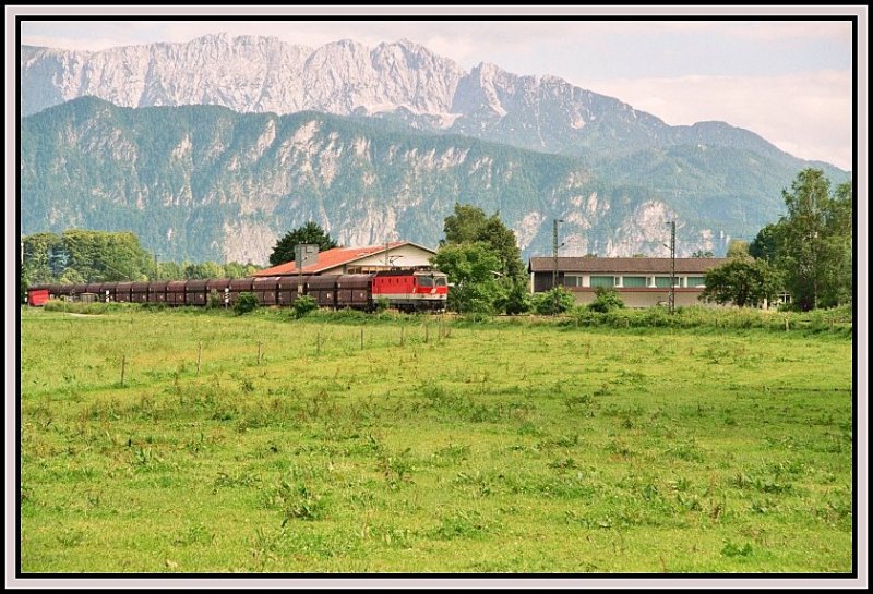 Eine 1144 bringt bei Niederaudorf einen leeren Ganzzug von Kirchbichel in Tirol richtung Norden.