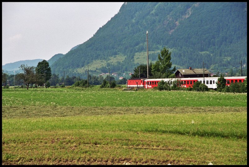 Eine 1144 fhrt im Juni 2005 beim Kloster Raisach mit einem Regionalzug nach Rosenheim.

