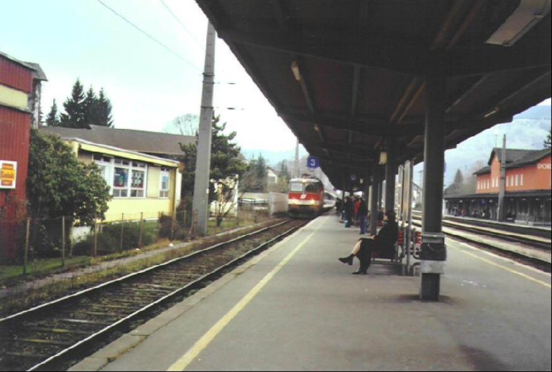 Eine 1144 fhrt mit einem Eurocity am 31.12.02 in Dornbirn ein