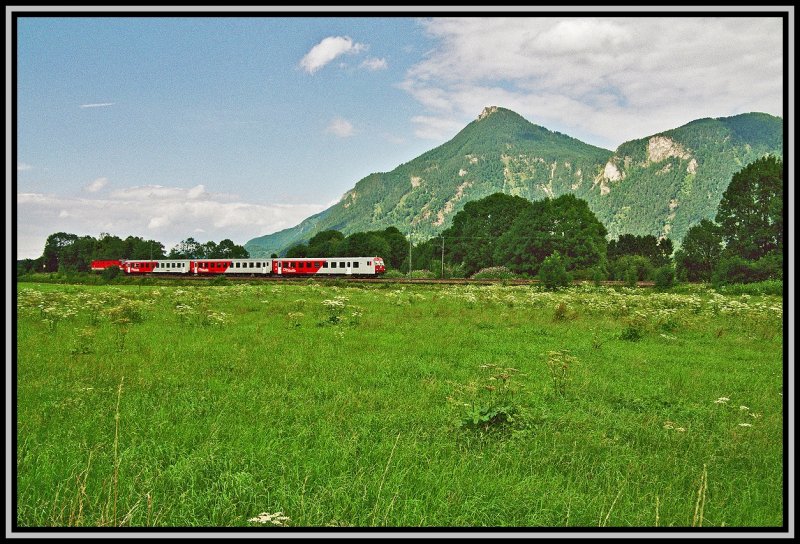 Eine 1144 schiebt bei Niederaudorf einen  Tirol-Takt  CityShuttle von Rosenheim nach Innsbruck.