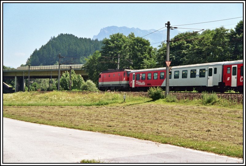 Eine 1144er fhrt mit einem Regionalzug von Innsbruck nach Rosenheim. Aufgenommen vor Kufstein im Juni 2005