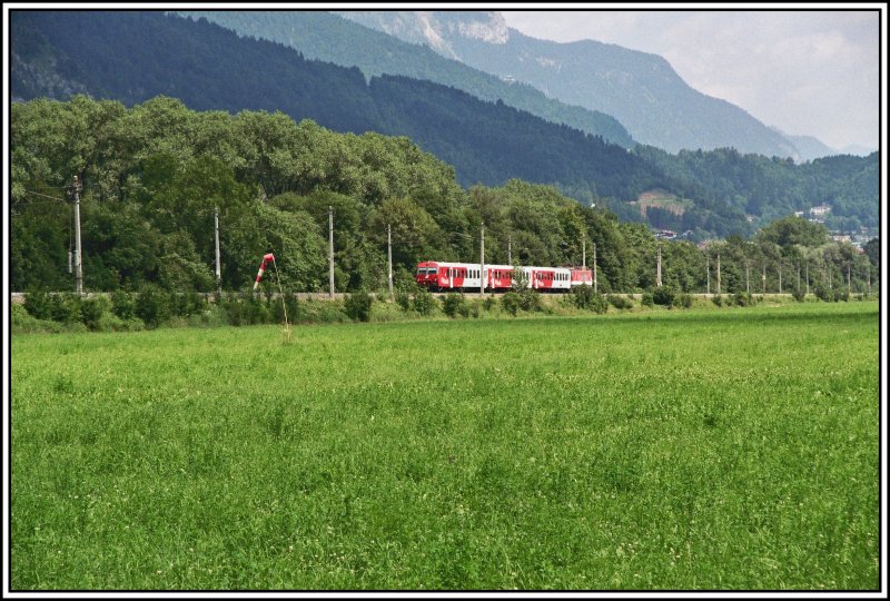 Eine 1144er schiebt einen Regionalzug nach Innsbruck. Aufgenommen bei Stans b.Schwaz am 17.06.05