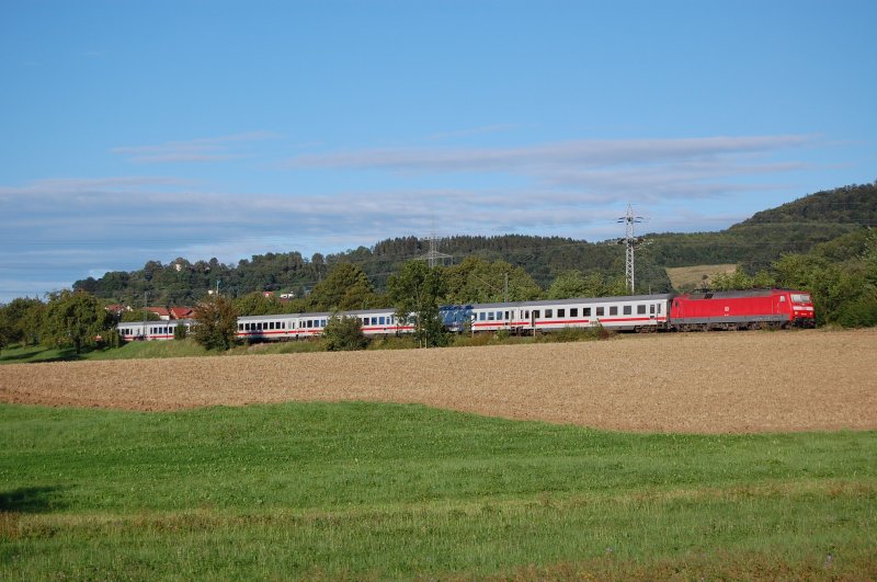 Eine 120er schiebt am 16.08.07 den IC 2163 von Karlsruhe HBF nach Nrnberg HBF, hier in Hofen(b Aalen) aufgenommen.