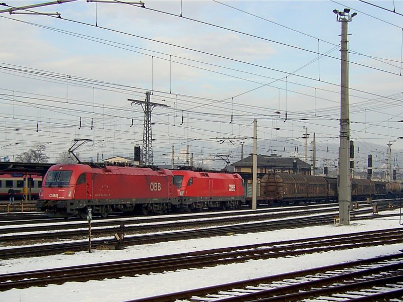 Eine 1216 und eine 1116 am 05.01.2008 mit einem Gterzug bei der Einfahrt in den Salzburger Hbf. 