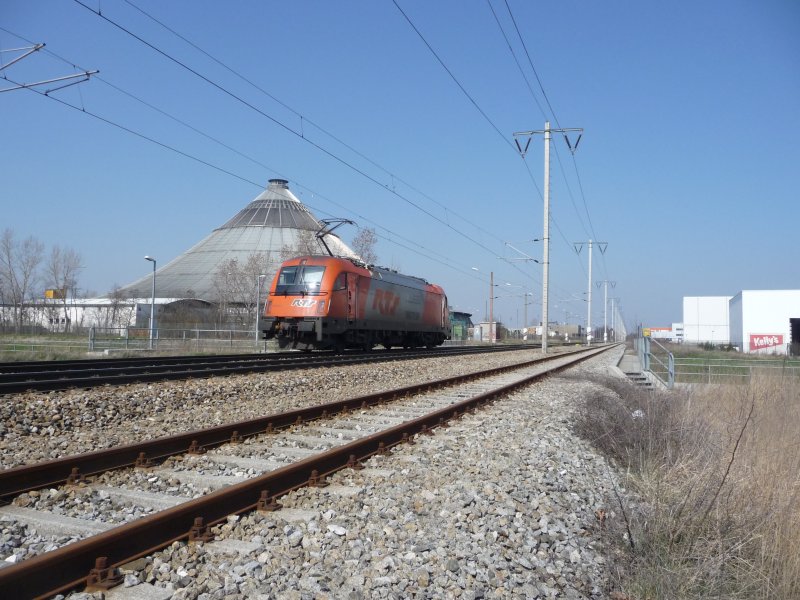Eine 1216 von RTS Swietelsky fhrt als Lokzug Richtung Sssenbrunn. (02.04.09)