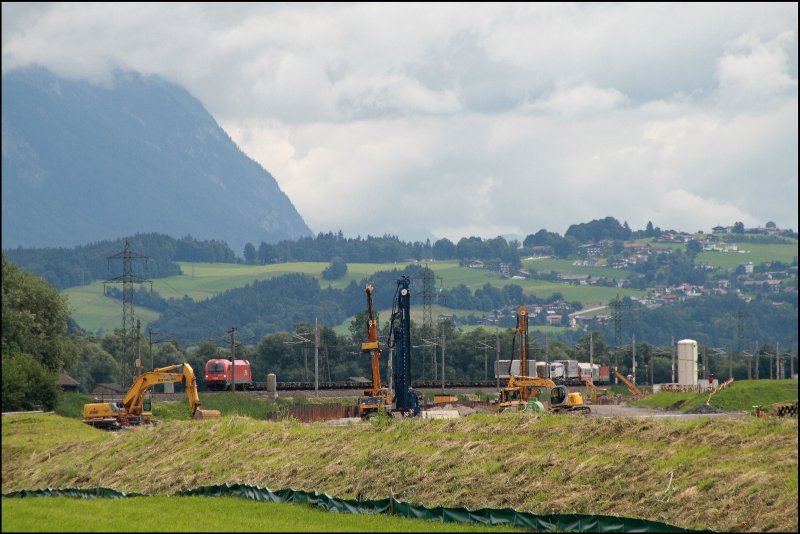 Eine 1216 schleppt eine Rola von Wrgl zum Terminal Brennersee. Im Vordergrund sieht man einen Teil der Baustelle  Die neue Unterinntalbahn . (04.07.2008) 
