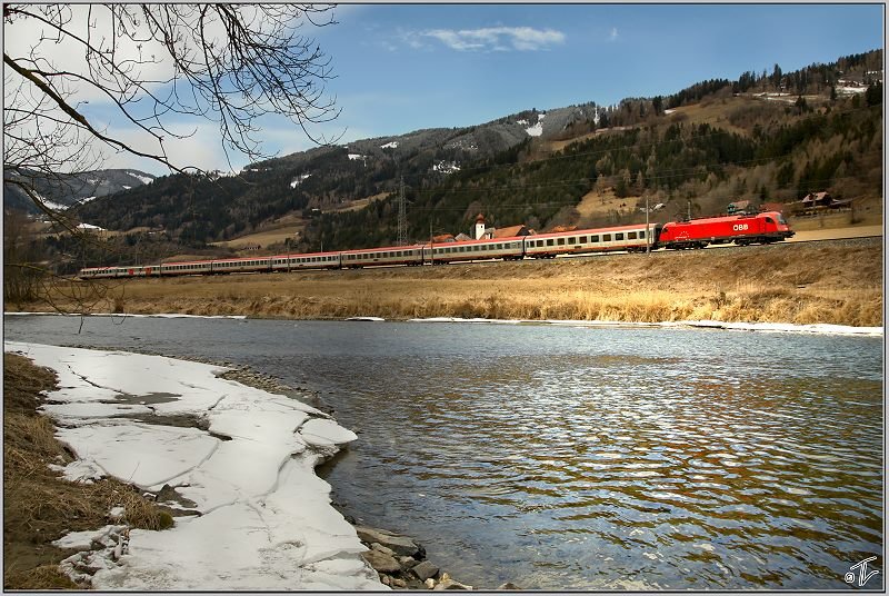Eine 1216 zieht den IC 538 von Villach nach Wien durch das Murtal.
Unzmarkt 24.02.2009