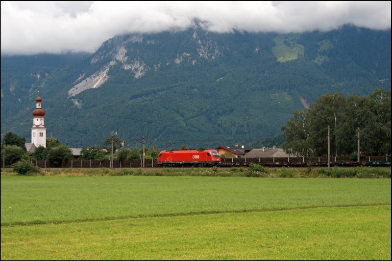 Eine 1216er schleppt eine Rola zum Terminal Brennersee. Aufgenommen vor der Dorfkirche von Radfeld.  (04.07.2008)
