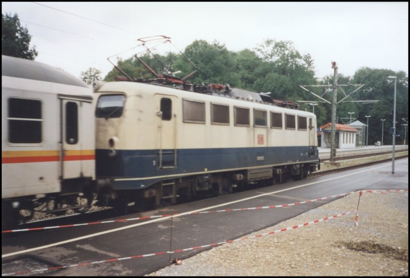 Eine 139 bringt im Sommer 2000 eine RoLa von Manching zum Brennersee. Aufgenommen im Bahnhof Brannenburg.