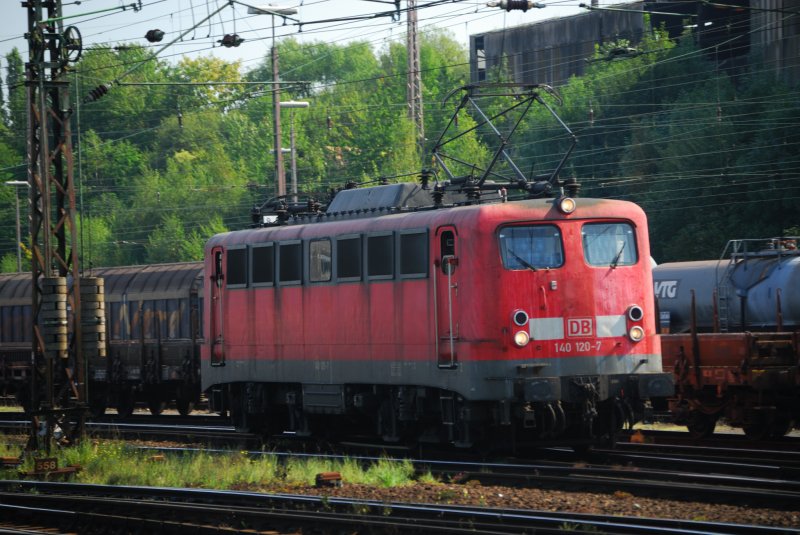 Eine 140 120-7 durchfhrt den Bahnhof Hagen-Vorhalle. 