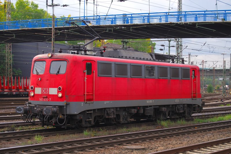 Eine 140 870-7 kommt gerade vom Rangierbahnhof Hagen-Vorhalle. Diese Maschine hat schon bessere Zeiten gesehen und mte mal fr ein Facelifting in das Instandsetzungswerk. Sie hat sich ein paar kleine Falten geholt.