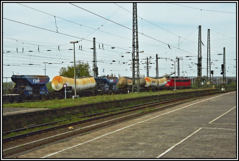 Eine 140er fhrt mit wenigen Gertwagen Richtung Mnster (Westf). Aufgenommen am 13.04.07 in Hamm (Westf).