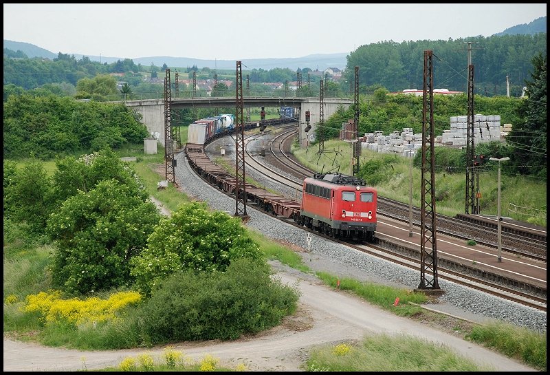 Eine 140er ist mit einem Gterzug unterwegs in Richtung Wrzburg. Aufgenommen im Mai 2008 in Retzbach-Zellingen.