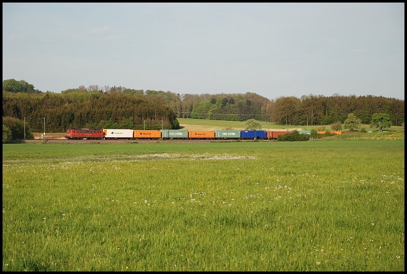 Eine 140er zieht einen umgeleiteten Containerzug gen Stuttgart-Untertrkheim. Aufgenommen am 03.Mai 2008 bei Aalen-Essingen.