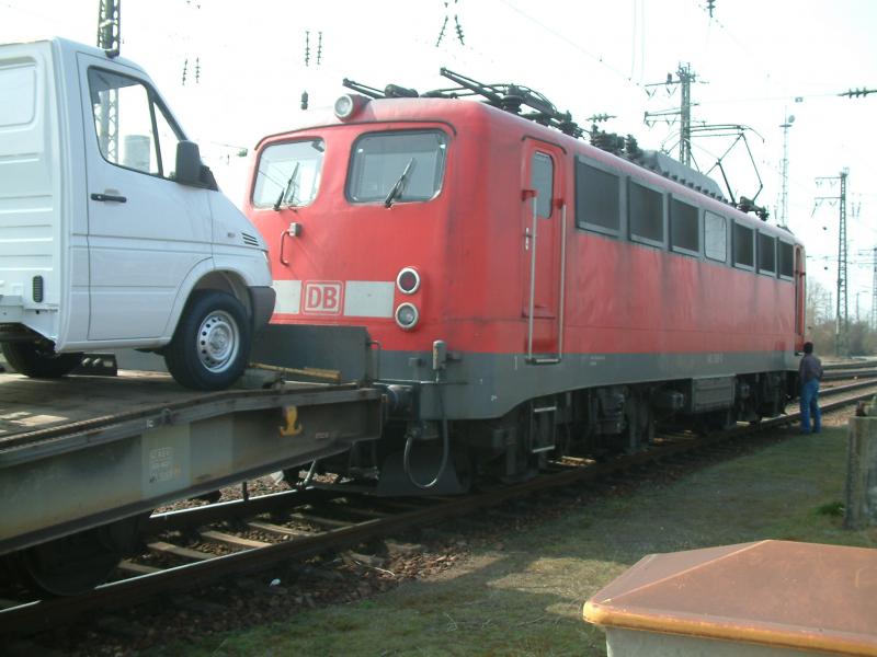 Eine 141 am 24.3.05 in Karlsruhe Hbf, mit einer Grolieferung Mercedes Sprinter, vermutlich nach Italien. Was macht der Lokfhrer da blo???;)