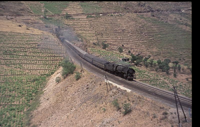 Eine 141 R strebt mit ihrem Express Dem Endpunkt Cerbere entgegen
(Sommer 1971)